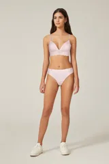 Top tipo bralette de encaje y tela lisa, color rosa claro, con breteles finos ajustables y diseño de escote en V.