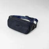 Riñonera rústica de cuero sintético negro con diseño práctico y resistente. Cuenta con tres compartimentos con cierre independiente y correa ajustable.