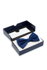 Moño formal azul marino de tejido texturizado, presentado en caja de regalo.