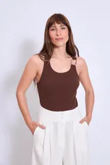 Musculosa marrón de canalé con cuello redondo y detalle de argolla dorada en el tirante.
