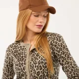Cárdigan de punto con estampado animal print de leopardo, cuello redondo y cierre frontal con botones. Presenta mangas tres cuartos y un ajuste entallado al cuerpo.