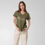 Remera verde militar de jersey con cuello en V y mangas cortas. Estampado frontal con el logo de Caterpillar en color plateado y la leyenda "Since 1904".