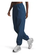 Jogger deportivo Under Armour de tejido técnico resistente al agua, con cintura elástica, bolsillos laterales y puños elásticos en los tobillos.