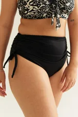 Bombacha de bikini verde oliva, de tiro alto con frunce regulable en los costados.