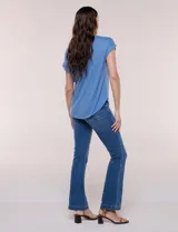 Remera blanca de punto acanalado, con escote redondo adornado con tachas metálicas, mangas cortas estilo japonesa con dobladillo y ruedo curvo.