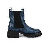 Bota de cuero azul con estampado de piel de serpiente, laterales elásticos negros, suela track negra y tiradores en la caña.