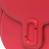 Bolso saddle pequeño de piel roja con cierre de presión magnético y bolsillo interior. Presenta detalles metálicos J Marc en la parte delantera y viene con una correa de logotipo adicional.