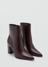 Botín de caña baja color marrón oscuro, con taco ancho y punta fina.