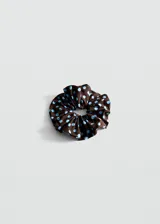 Colaless o scrunchie para el pelo de color marrón con estampado de lunares celestes.