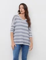 Buzo de tejido calado con diseño de rayas horizontales en tonos gris y blanco, cuello redondo y mangas tres cuartos. Incluye musculosa interna básica a tono.