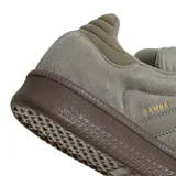 Championes Adidas Samba XLG, color gris claro con suela gruesa de goma marrón oscuro. Presentan un diseño clásico de gamuza con las tres franjas laterales en material sintético y la inscripción "SAMBA" en dorado.