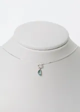 Cadena de plata 925 con dije de topacio azul ovalado.