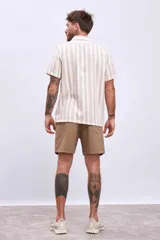 Bermuda color marrón claro con cordón ajustable en la cintura.