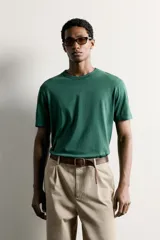 Camiseta regular fit color amarillo, con efecto lavado, cuello redondo y manga corta.