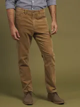 Pantalón de pana azul con corte recto, tiro medio y bolsillos delanteros y traseros.