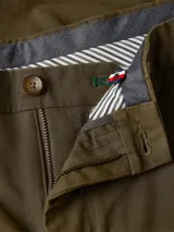 Pantalón chino color verde oliva, de corte recto, con bolsillos laterales y traseros.