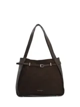 Cartera marrón de Hush Puppies modelo Ludlow Bag, confeccionada en una combinación de cuero y gamuza, con asas largas para el hombro y detalle de cinturón decorativo con hebilla metálica.
