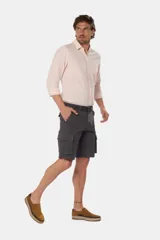 Bermuda cargo gris con cinturón, confeccionada en tejido de algodón con elasticidad, con bolsillos laterales y detalles en bolsillos traseros con solapa.