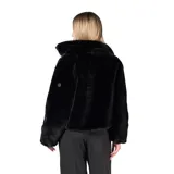 Campera de piel sintética negra, con cuello alto y cierre frontal. Diseño corto y holgado con acabado suave.