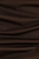 Top sin mangas color marrón oscuro, de punto elástico, con ajuste entallado. Presenta un adorno de metal y una tira larga en un hombro que forma un escote asimétrico. Los laterales están fruncidos para crear un efecto drapeado.