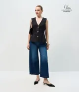 Pantalón de jean de corte wide leg y largo cropped, con cintura alta, cierre frontal y bolsillos funcionales.