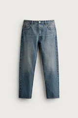 Jeans regular fit de corte recto y tiro medio, confeccionados en denim de algodón con efecto lavado y cinco bolsillos.