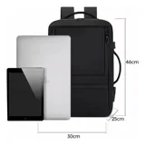 Mochila de viaje de diseño minimalista y funcional, color negro. Cuenta con múltiples compartimentos, incluyendo uno para laptop, puerto USB integrado, correas de compresión laterales, asa de transporte lateral y correas de hombro acolchadas con protección lumbar.