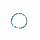 Pulsera elástica compuesta por pequeñas cuentas facetadas de piedra natural en tono turquesa intercaladas con esferas metálicas doradas.