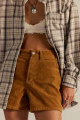 Short de tiro alto color marrón, con cierre frontal y bolsillos laterales.