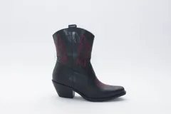 Botas de estilo western (texanas) de caña media, color blanco, confeccionadas en cuero. Presentan bordados decorativos en la caña y puntera cuadrada. Cuentan con cierre lateral y taco de altura media.