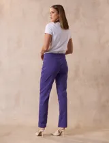 Pantalón celeste en gabardina elastizada marca Zac & Rachel. Pretina ancha con faja interna modeladora. Largo de pierna con costura frontal pespunteada. Trasera con bolsillos ojal simulados.