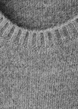 Jersey de punto de cuello redondo, corte recto y manga larga, con acabado de canalé en puños y bajo.