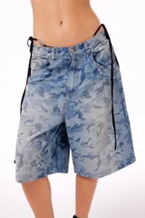 Bermuda de jean con estampa de camuflaje, tiro bajo y bolsillos traseros y laterales.