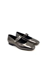 Balerinas plateadas con correa sobre el empeine y hebilla metálica.