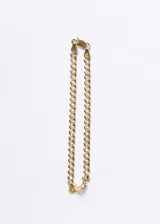 Pulsera de eslabones tipo cubana diamantada, fabricada en plata 925 con baño de oro de 18k. Presenta un diseño clásico con cierre de mosquetón.