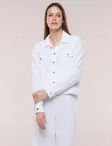 Camperita liviana de corte recto y acabado crepé color blanco, con cuello camisero clásico y cierre frontal de botones metálicos dorados. Presenta bolsillos en el pecho con solapa y mangas largas con puños abotonados.