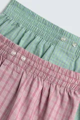 Pack de dos bóxers de algodón tipo boxer con cintura elástica. Uno es rosado con patrón de cuadros y el otro es verde menta con patrón de cuadros pequeños (vichy).