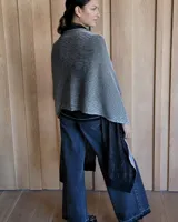 Bufanda amplia de algodón con efecto vanizado en tonos grises y negros.