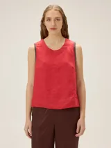 Top de lino color rojo, con corte recto y escote redondo, sin mangas.