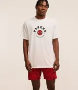 Conjunto de pijama corto para hombre, con remera blanca con estampa de Spider-Man y short rojo con estampado de telarañas.