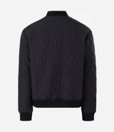Campera masculina de corte regular, confeccionada en poliéster con acabado capitoneado texturizado en rombos. Presenta cierre frontal con cremallera, cuello redondo y puños con terminación en rib.