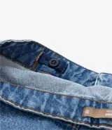 Pantalón mom jeans con lavado marmol, tiro alto, bolsillos y ajuste interno en la cintura.