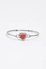 Pulsera rígida de metal dorado con dije central en forma de corazón esmaltado en negro y rodeado de letras de colores. Presenta pequeños detalles esmaltados de colores a lo largo del aro.