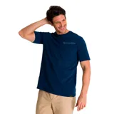 Remera de manga corta y cuello redondo, color azul marino, con logo de la marca Caterpillar estampado en el pecho y etiqueta pequeña en el dobladillo.