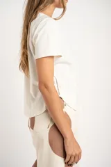 Remera negra de algodón peinado, corte recto y mangas cortas.