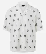 Camisa de manga corta para hombre, corte boxy, color blanco con cuello bowling y un estampado repetitivo de figuras geométricas negras.