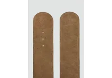 Cinturón ancho de gamuza en color marrón con diseño envolvente y cierre frontal.