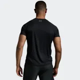Remera deportiva 2XU modelo Aero Tee, color negro, de manga corta y cuello redondo. Confeccionada con tecnología X-VENT, presenta un panel trasero de malla para mayor transpirabilidad y tejido de doble punto de secado rápido. Incluye detalles reflectantes para mayor visibilidad.