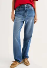 Pantalón de jean celeste de corte recto y cintura alta.