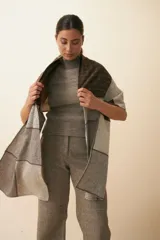 Chal unisex de lana fina sin teñir, realizado con retazos de telas diseñadas exclusivamente por Don Baez.